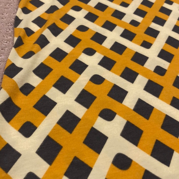 SOLD - LulaRoe Classic Tee size S - Picture 5 of 5